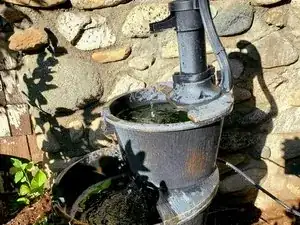 How to Adjust a Garden Fountain Hose