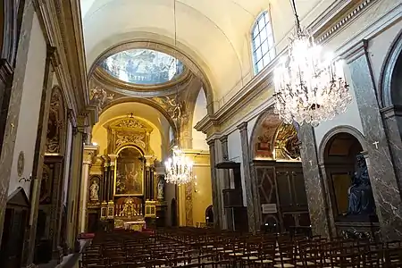 The nave and the choir, with side chapels