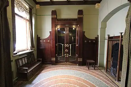 The entrance hall with wave pattern ceramic floor