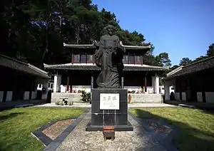 Zhu Xi bronze statue at the White Deer Grotto Academy in Mount Lu