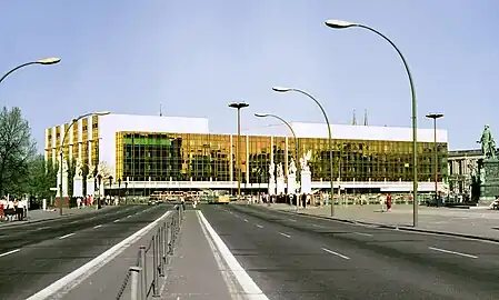 The front façade of the Palast der Republik in 1986 from Unter den Linden