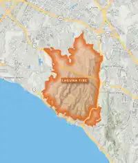 A map of the roughly rectangular (with several fingers) fire perimeter in orange, showing surrounding communities and highways.