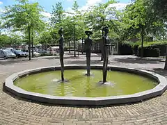 Sculpture "Vrouwen van de bron" at the Giesenplein in Wanroij