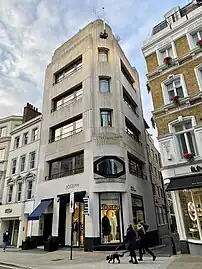 Vertical mouldings – Greybrook House (Brook Street no. 28) in London, by Sir John Burnet & Partners (1928–29)