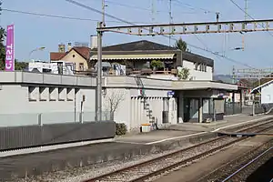 Flat-roofed building next to side platform