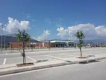 Outer view of the station building and the parking lot (July 2020)