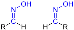 Isomerie der Aldoxime: links ein früher als syn-, heute als (E)-konfiguriert zu beschreibendes Aldoxim, rechts das entsprechende (Z)-  (veraltet: anti)-Isomer.