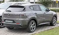  Rear-three-quarter view of a five-door car with LED taillights and an aerodynamic lip spoiler over the rear luggage hatch