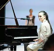 Akbar with her piano before the concert