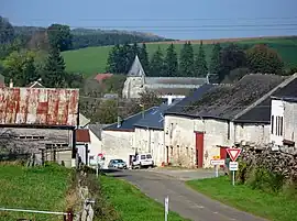 The D36 road from La Férée (to the south) passes through Aouste to Prez in the east.