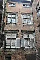 Hôtel d'Astorg: Renaissance windows in the courtyard.