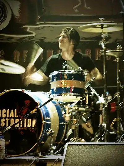 Willard performing with Social Distortion in 2009