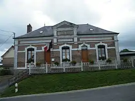 The town hall and school in Autheux