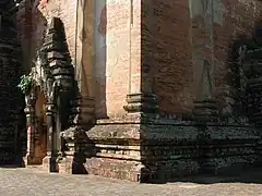 Stucco on facade of Htilominlo Temple