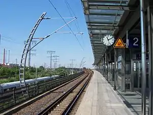 Elevated side platform