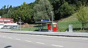 Shelter on platform behind carriageway