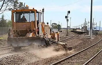 Shaping the ballast shoulder