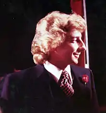 Singer Barry Manilow wears his hair longish in the soft, layered style favoured by men in the 1970s.