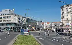 Karstadt department store,
Hermannplatz to the right
(view from Hermannstrasse )