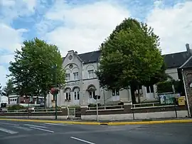 The town hall and school in Bettencourt-Saint-Ouen