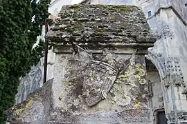 Blason sur les vestiges du portail nord d'accès au cimetière.