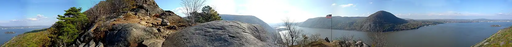 Panorama of Storm King Mt and the Hudson River from the first viewpoint of Breakneck Ridge