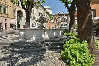 Vescovado fountain