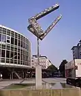 Berliner Platz. In the foreground: "Conversation II" (1999), kinetic sculpture by the American sculptor, George Rickey.