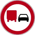 В25No overtaking by trucks/heavy goods vehicles