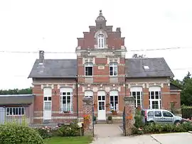 The town hall and school in Bussy-lès-Poix