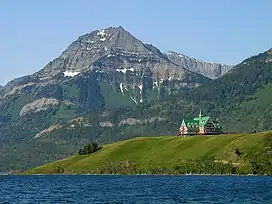 Prince of Wales Hotel with Mount Richards