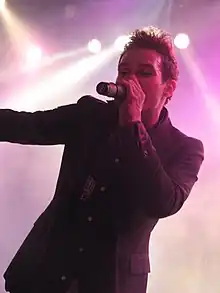 Chris Wallace performing with The White Tie Affair at the Chicago House of Blues in November 2009