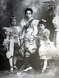 Chum Krairoek Royal Highness Consort of King Chulalongkorn (Rama V) and her daughters in 1900s