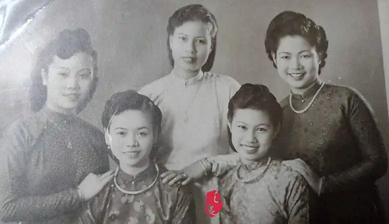 Áo dài worn by women in Hanoi, 1950s