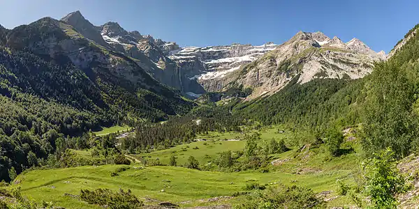 Wider view of Cirque de Gavarnie