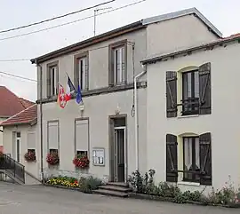 The town hall in Courcelles