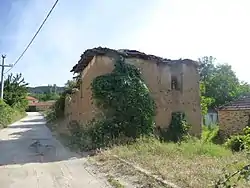 An older adobe building in Crnovec