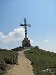 Heroes' Cross - side view