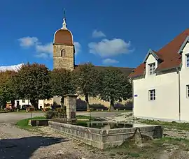 The fountain and church in Cuse-et-Adrisans