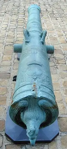 A Canon de 12 de Vallière, founded by Jean Maritz in 1736, with rooster head at the cascabel. Caliber: 121 mm. Length: 290 cm.