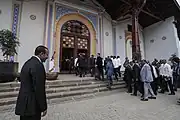 Diners entering the palace.