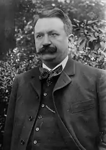 Photographie en noir et blanc représentant Gaston Doumergue en costume.