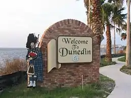 Sign welcoming visitors to Dunedin on Edgewater Drive