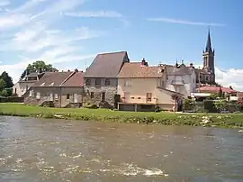 The church and surroundings in Étang-sur-Arroux