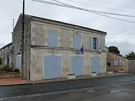 The town hall in Aujac