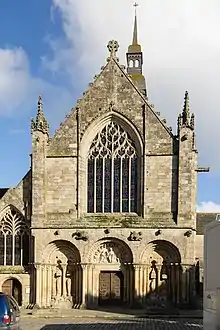 Photo d'une façade d'église dont le bas est roman et le haut gothique