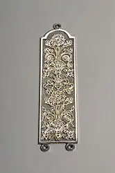 Silver fingerplate with a stylised flower design.