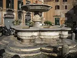 Fontana del Pianto, Piazza delle Cinque Scole