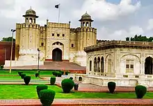 Hazuri Bagh Baradari in front of the  Alamgiri gate. It was built by Ranjit Singh in 1818 to celebrate his capture of the Koh-i-Noor diamond from Shuja Shah Durrani in 1813.