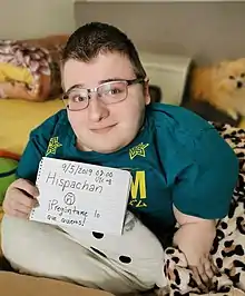 Fredrick Brennan, holding a piece of paper with the handwritten text: "9/5/2019 08:00 UTC+8 Hispachan ñ ¡Pregúntame lo que quieras!"